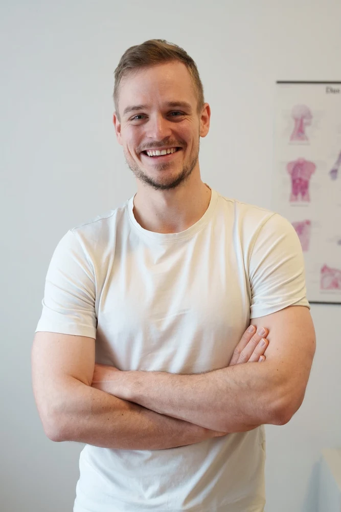 physiotherapeut-bauernhofer-lukas-stehend physio graz lukas bauernhofer stehend
