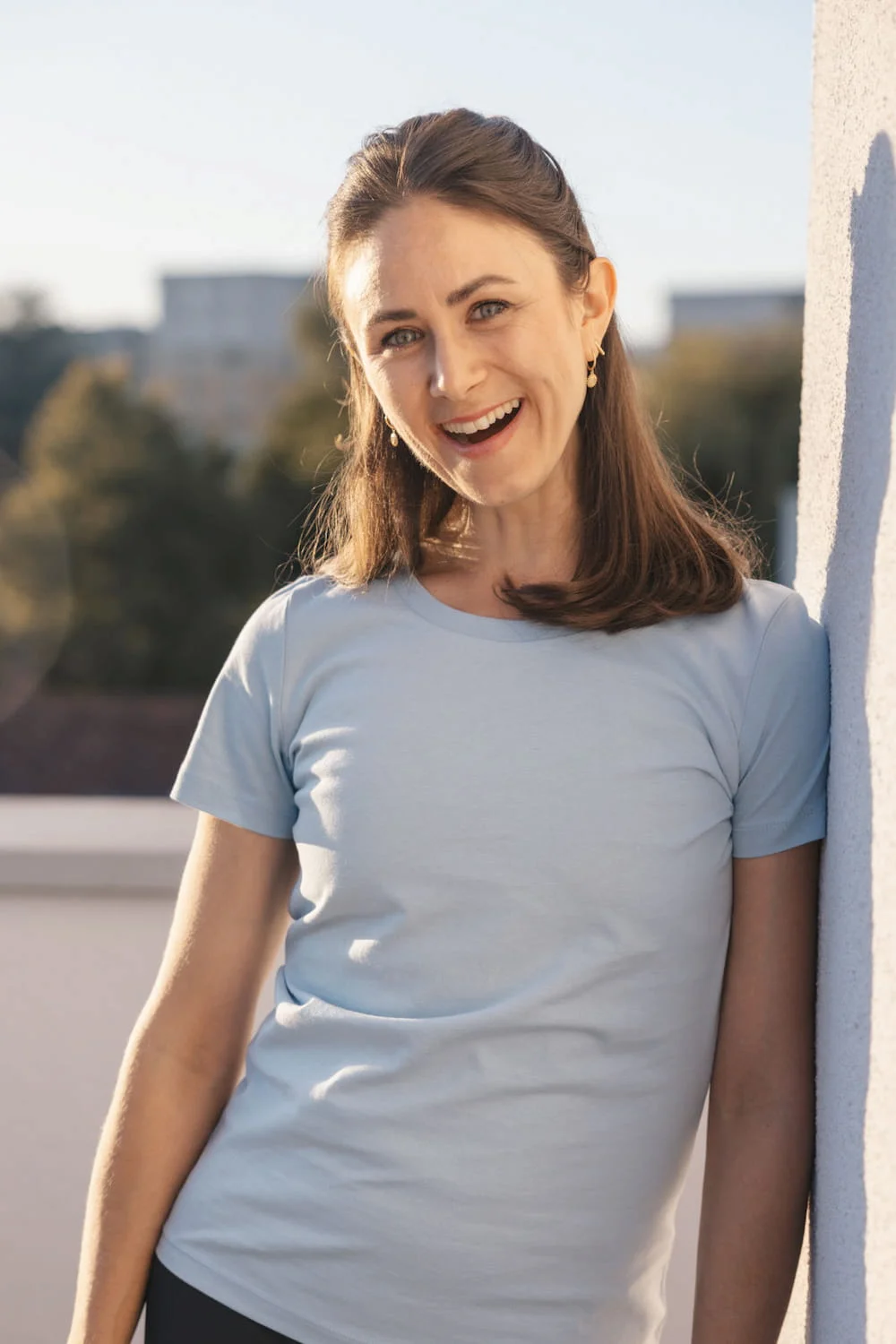 physiotherapeutin-johanna-penninger-stehend-am-balkon physio graz johanna penninger bsc