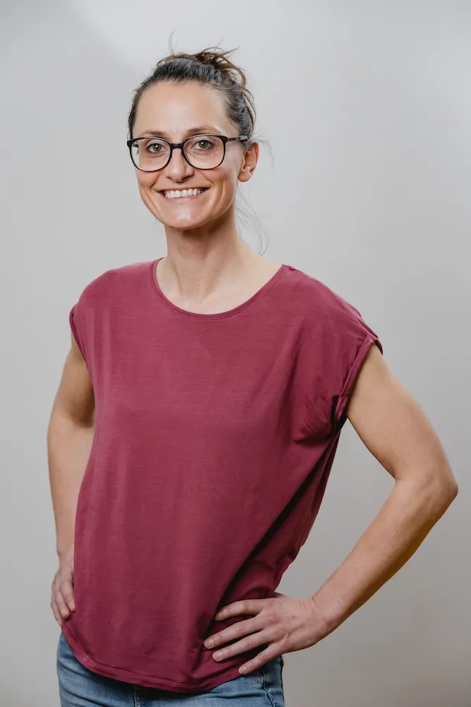 physiotherapeutin-kristin-seifert-portrait-mit-oberkörper physio graz kristin seifert stehend portrait