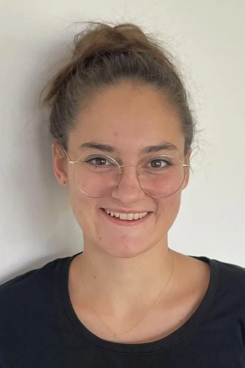 physiotherapeutin-sarah-schneck-potrait physio sarah schneck portrait