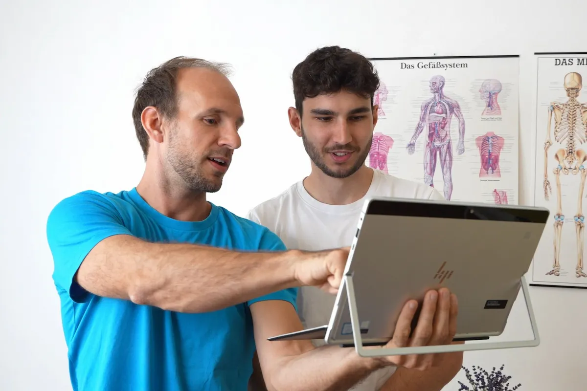 physiotherapie-graz-spezialisierungen-uebersicht-am-laptop wir sind spezialisten für viele Beschwerden