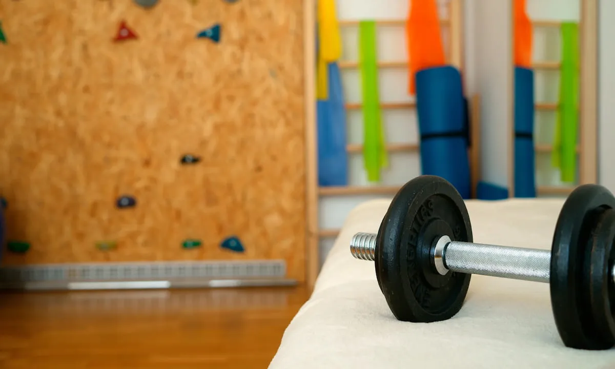 Therapieraum mit Gewichten