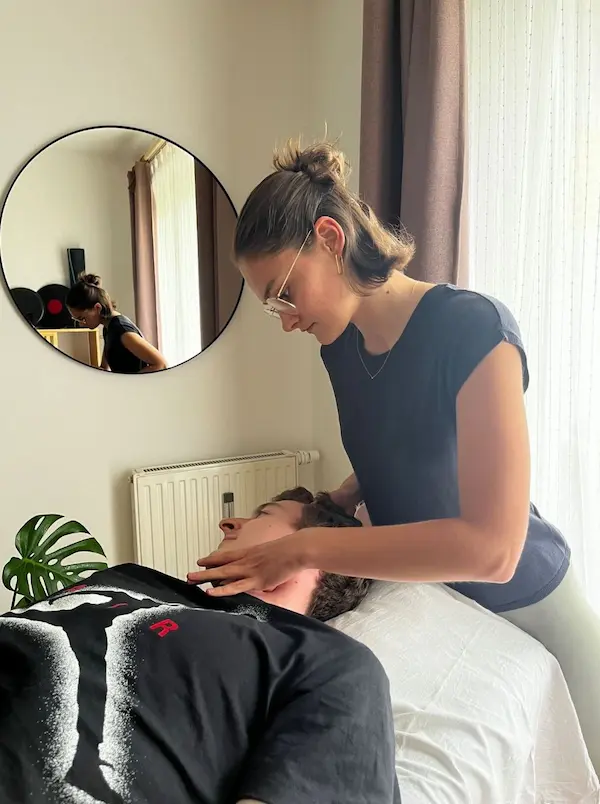 Behandlung der Halsfaszien bei Kieferbeschwerden